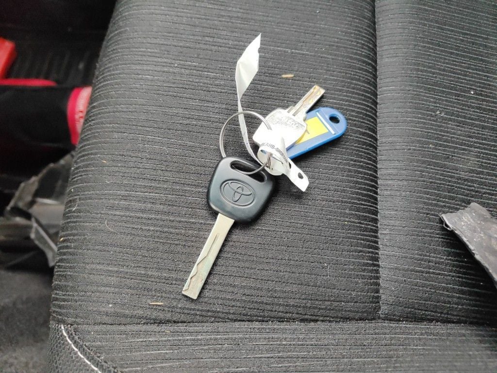 Toyota Hilux 2.4 D-4D Double Cab Comfort 4d !!!! Damaged car !!!! photo