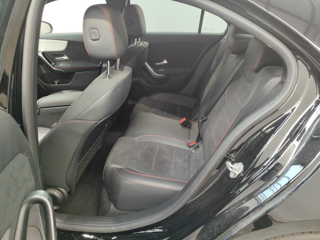 MERCEDES CLASSE A SEDAN DIESEL (V177) A 180 d 116 Business Solution 4d photo