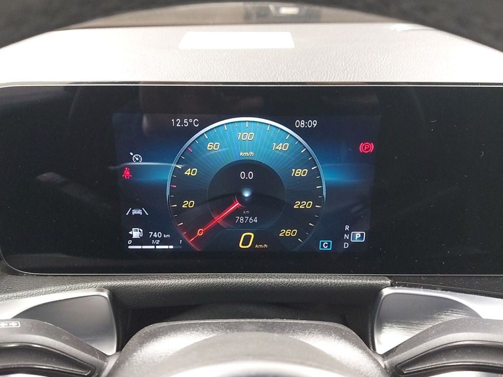 Mercedes-Benz GLB GLB 180 d 5d photo