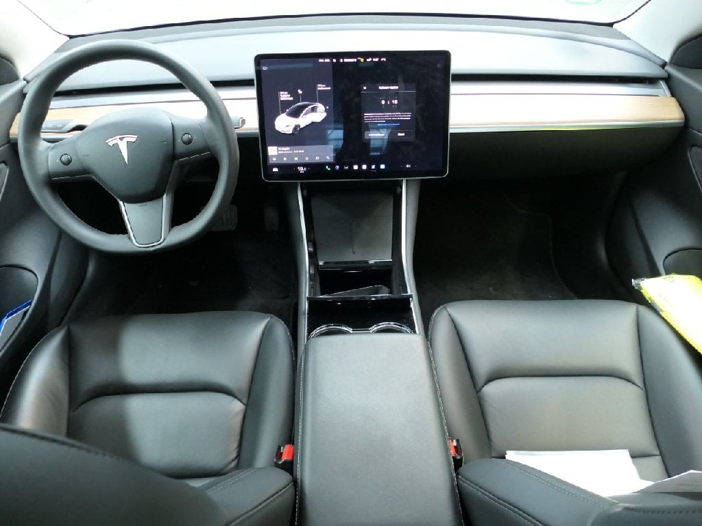 TESLA Model 3 Standard Reichweite Plus Hinterradantrieb 5d 225kW photo
