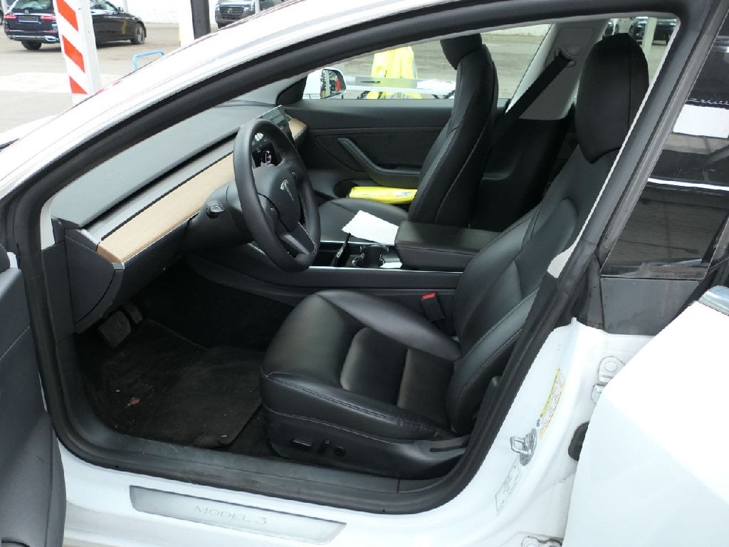 TESLA Model 3 Standard Reichweite Plus Hinterradantrieb 5d 225kW photo