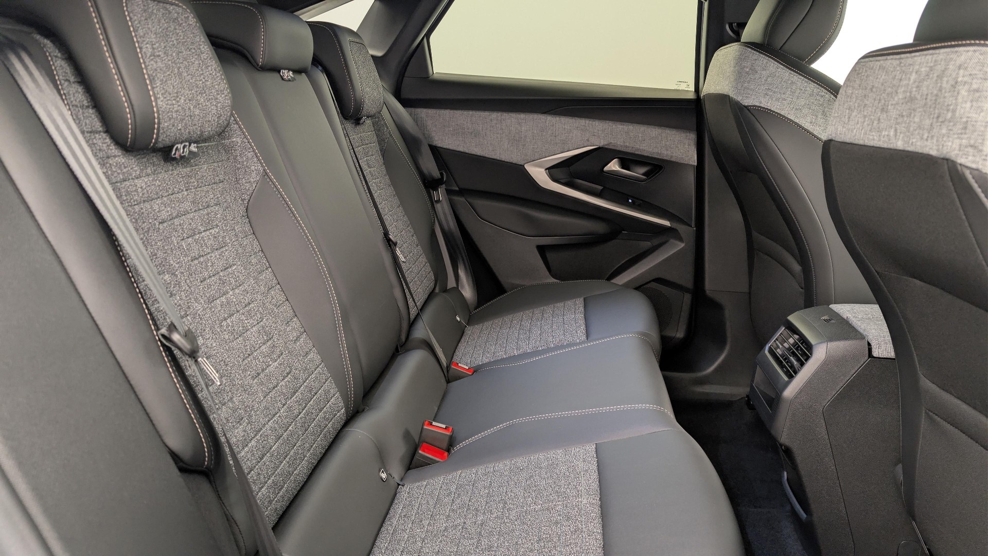 Peugeot 3008 Hybrid 145 e-DCS6 Allure photo