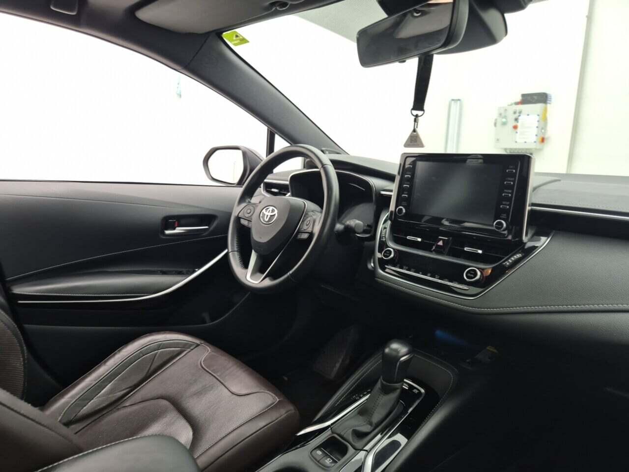 TOYOTA Corolla Touring Sports 2.0 Hybrid Premium photo