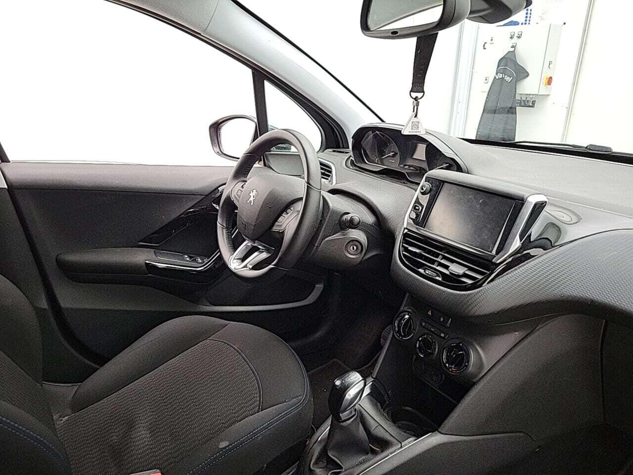 PEUGEOT 208 1.2 PT. Signature photo