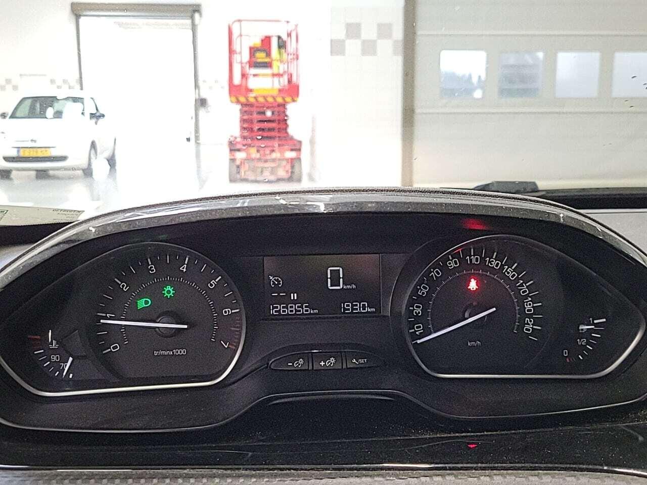 PEUGEOT 208 1.2 PT. Signature photo