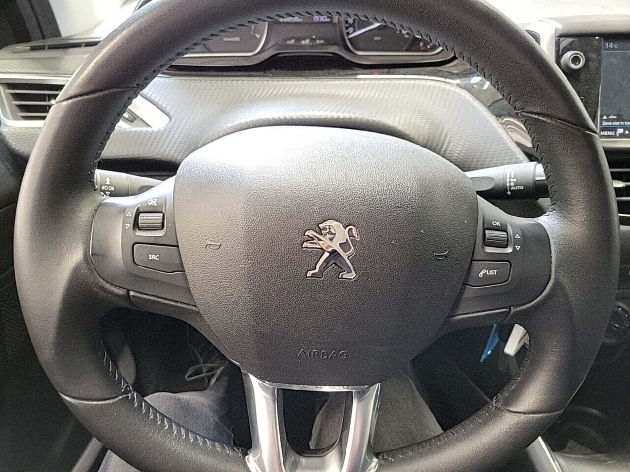 PEUGEOT 208 1.2 PT. Signature photo