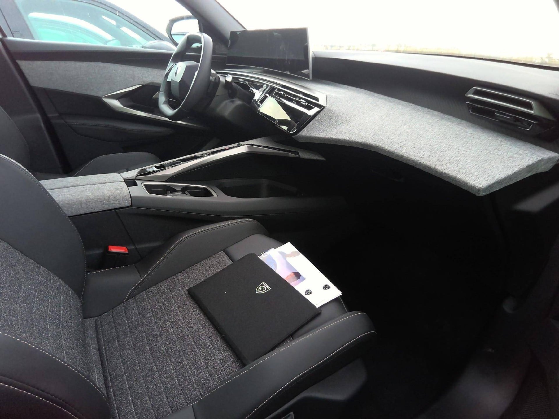 Peugeot 3008 Allure Hybrid 136 e-DCS6 (1.2L) photo