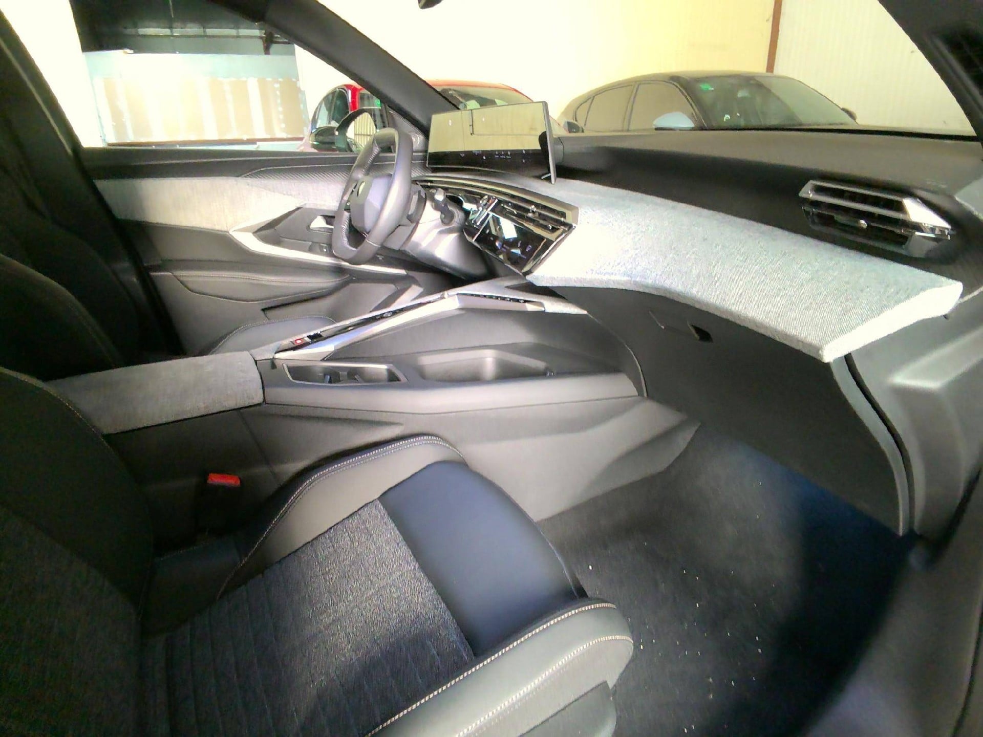 Peugeot 5008 Allure Hybrid 145 e-DCS6 photo