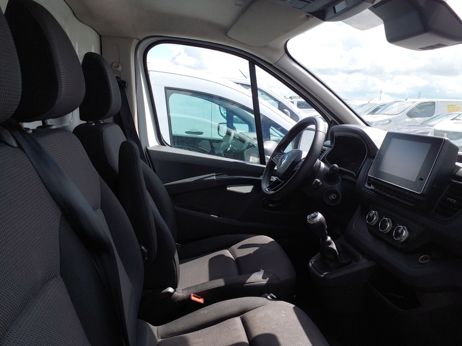 RENAULT Trafic 27 L2H1 Blue dCi 96 kW (130 CV) 6M3 Energy photo