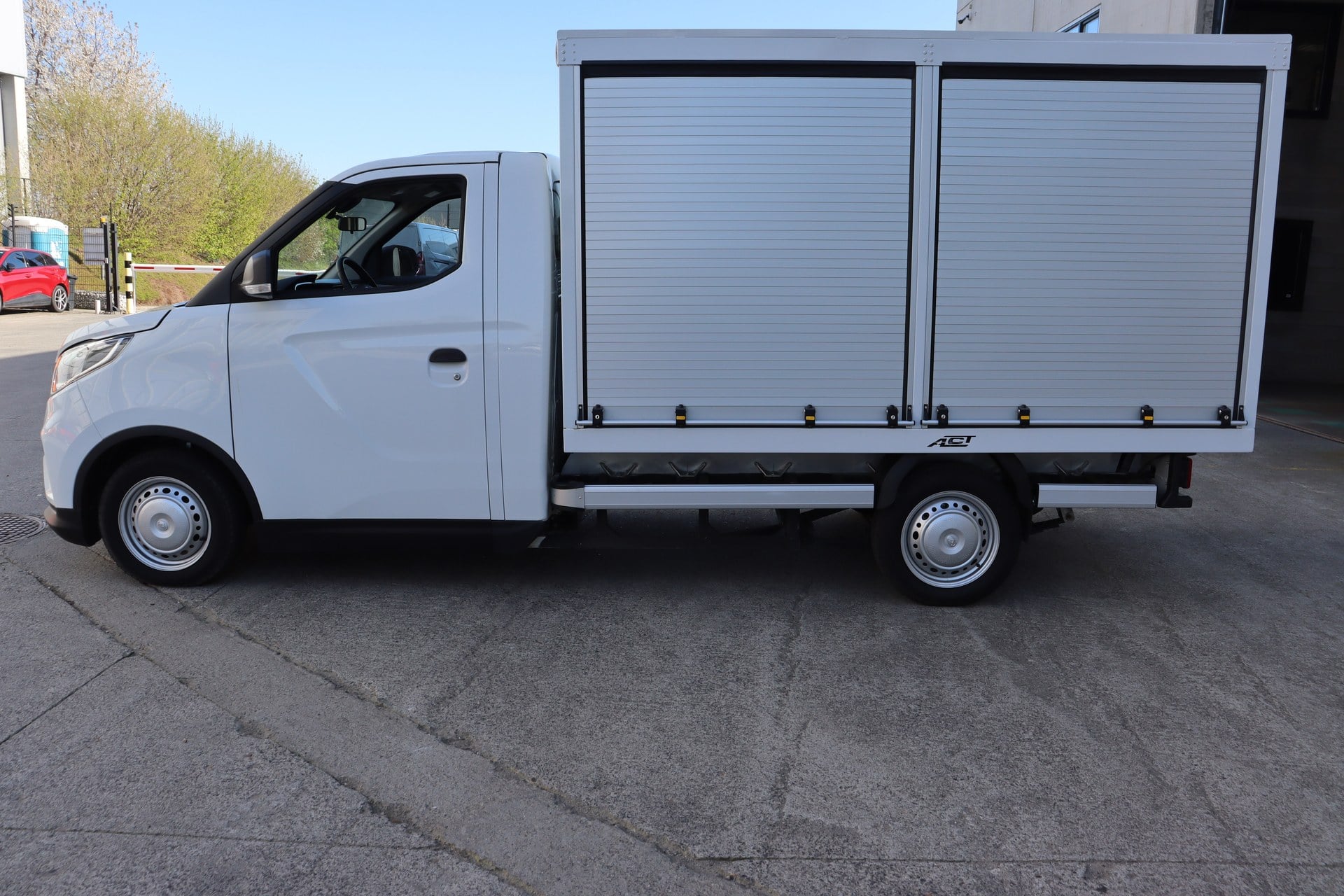 Maxus eDeliver 3 Long Wheel Base CC 50 AT FWD photo