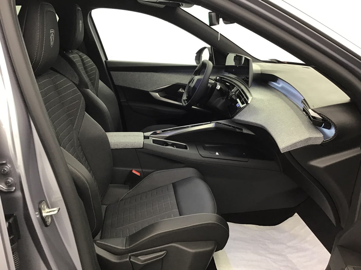 Peugeot 3008 GT 1.2 Gasoline 147hp photo