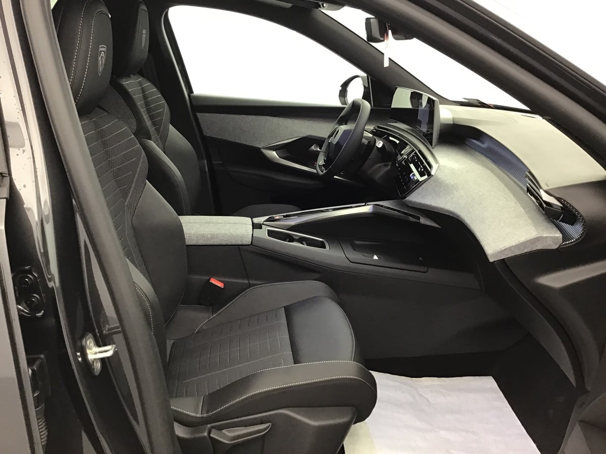 Peugeot 5008 GT 1.2 Hybrid Electric/Gasoline 147hp photo