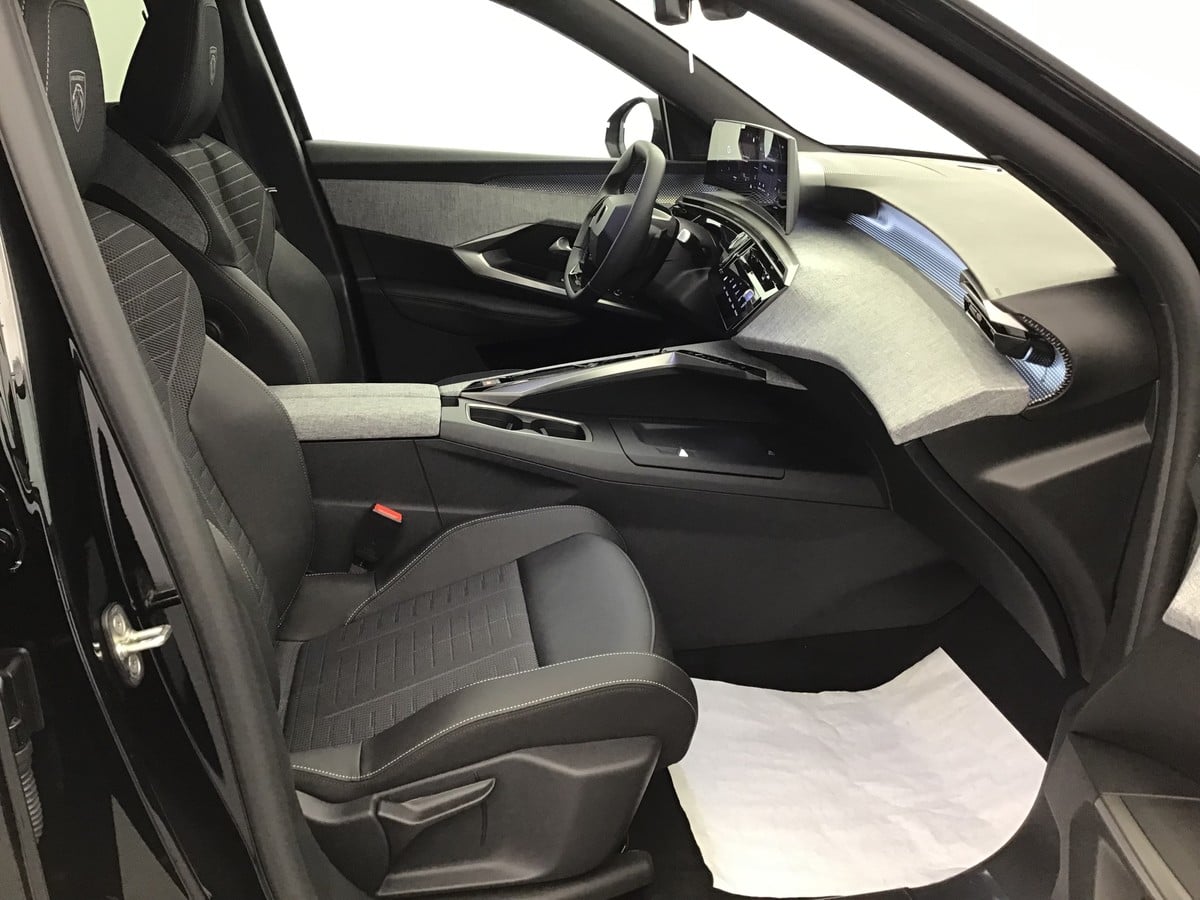Peugeot 5008 GT 1.2 Hybrid Electric/Gasoline 147hp photo