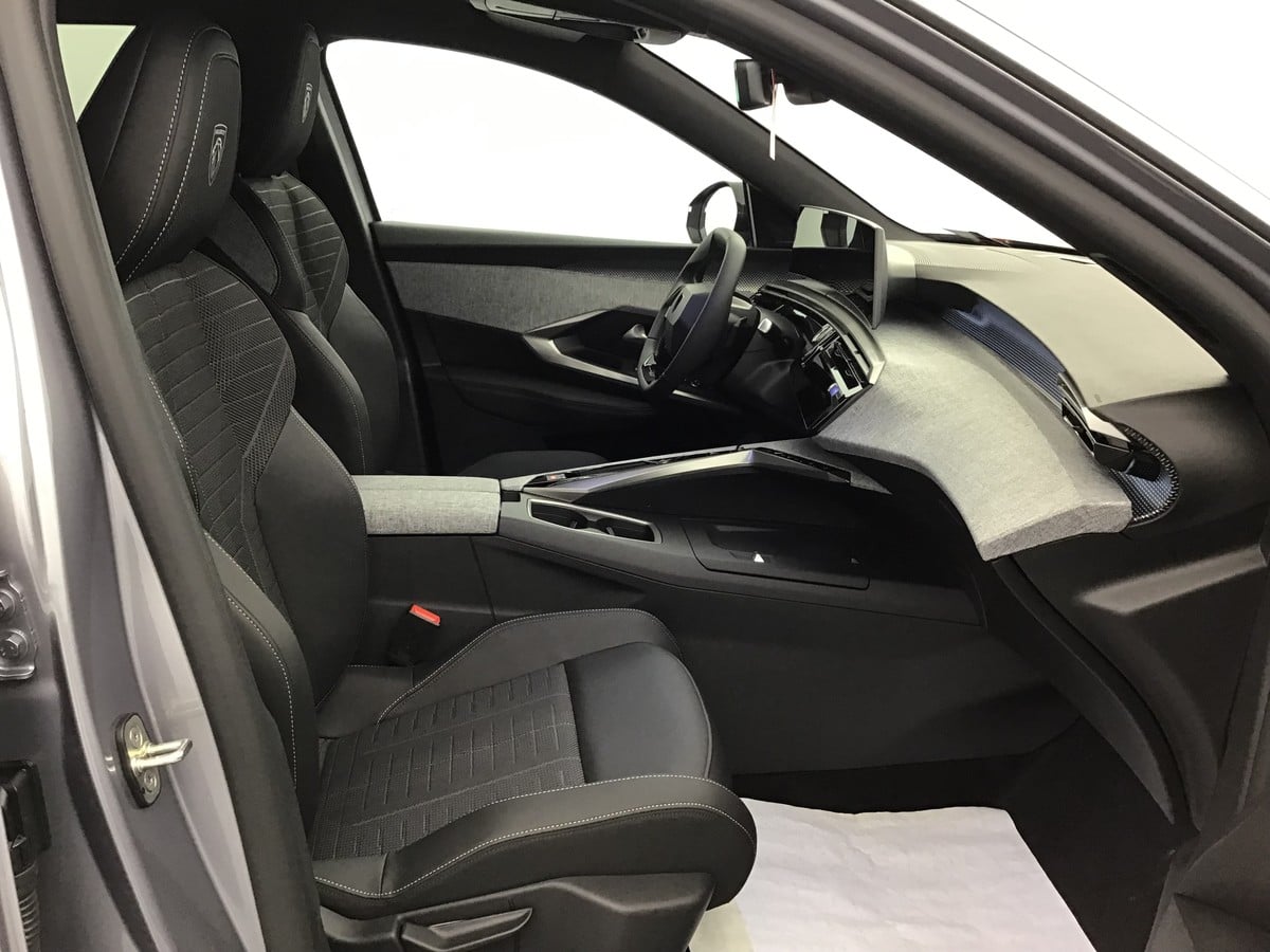 Peugeot 5008 GT 1.2 Hybrid Electric/Gasoline 147hp photo