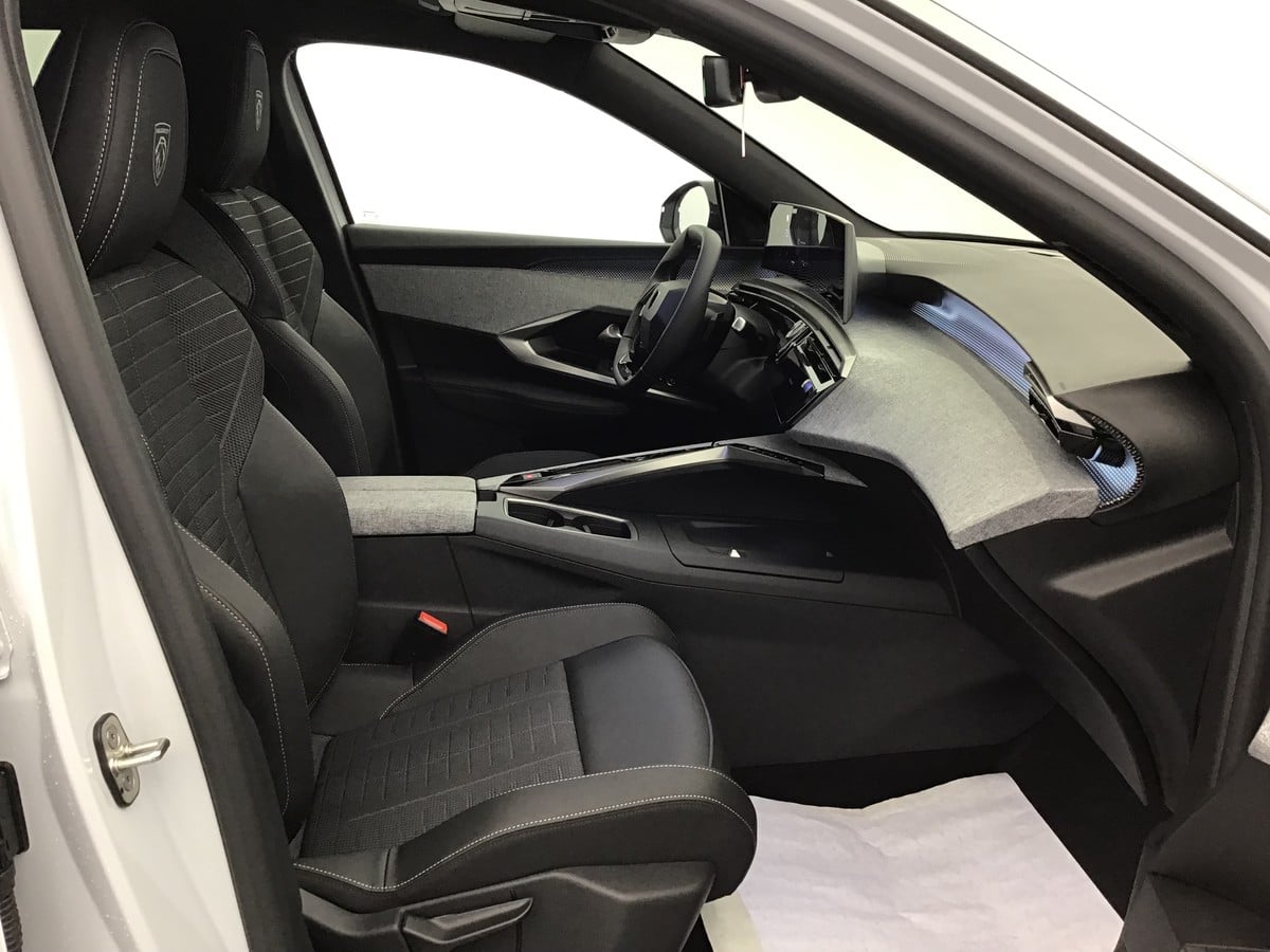 Peugeot 5008 GT 1.2 Hybrid Electric/Gasoline 147hp photo
