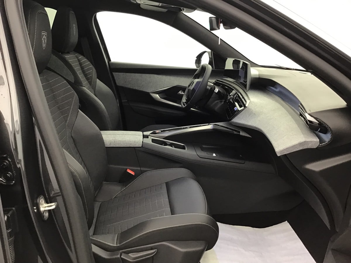Peugeot 5008 GT 1.2 Hybrid Electric/Gasoline 147hp photo