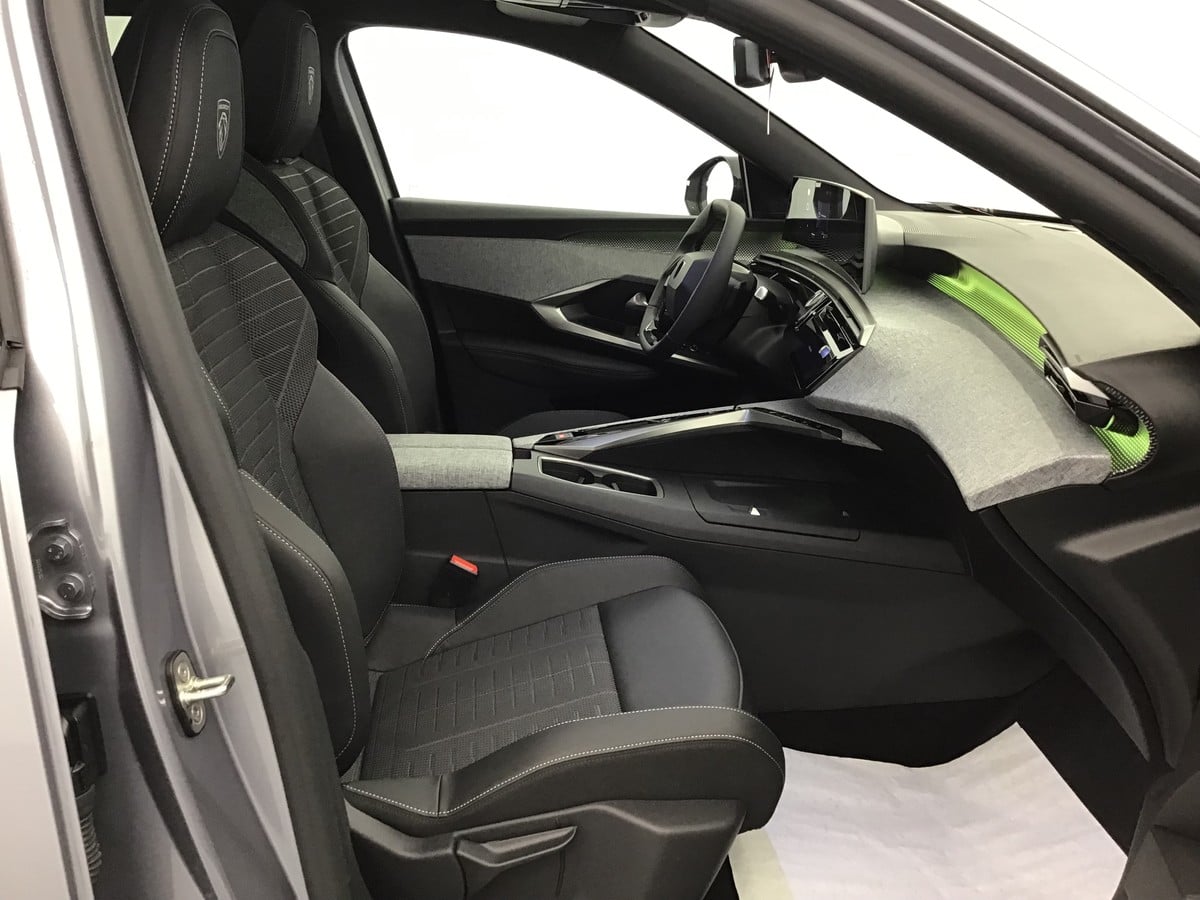 Peugeot 5008 GT 1.2 Hybrid Electric/Gasoline 147hp photo