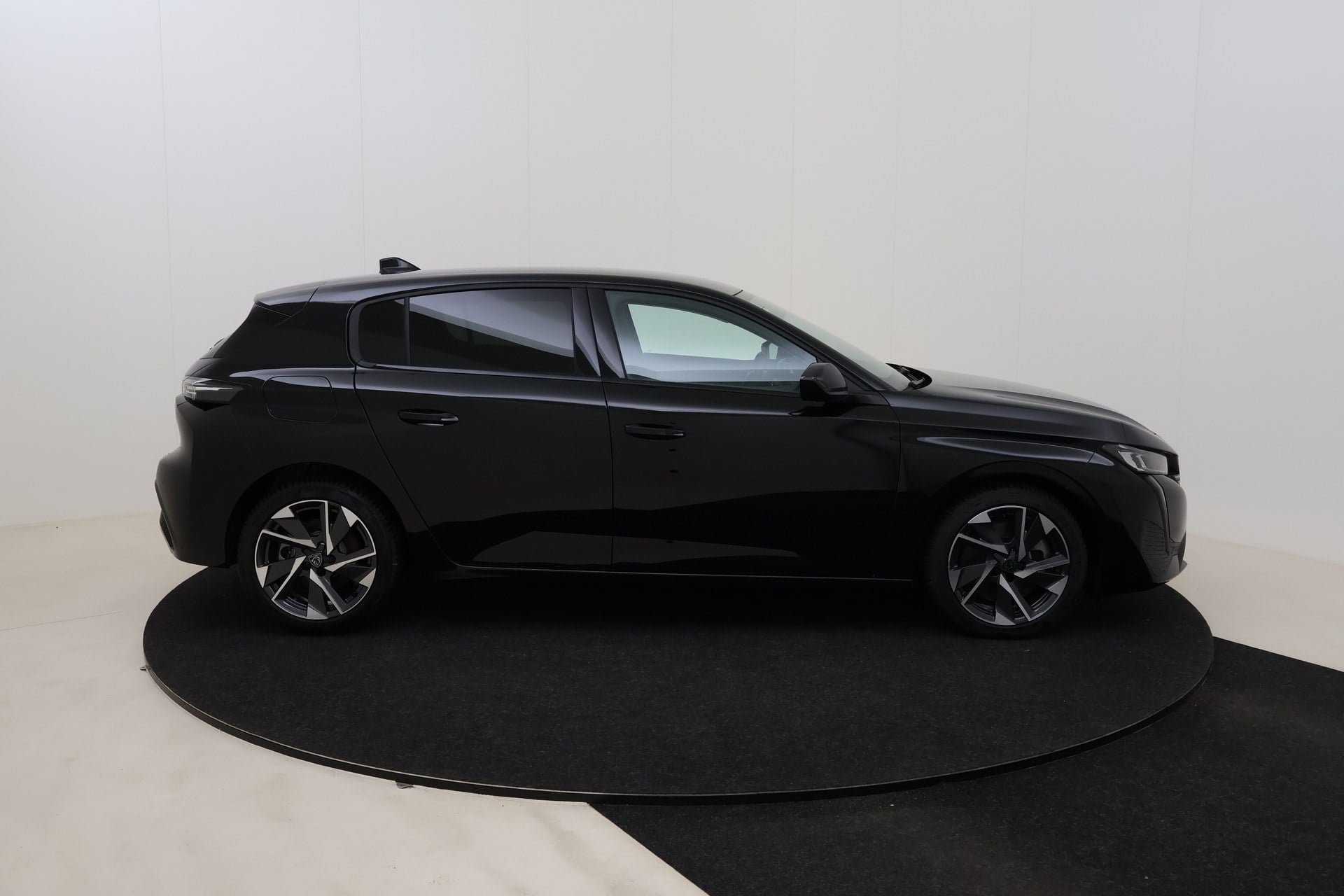 Peugeot 308 Allure 1.6 Plug-in Hybrid 180 hp e-EAT8 photo