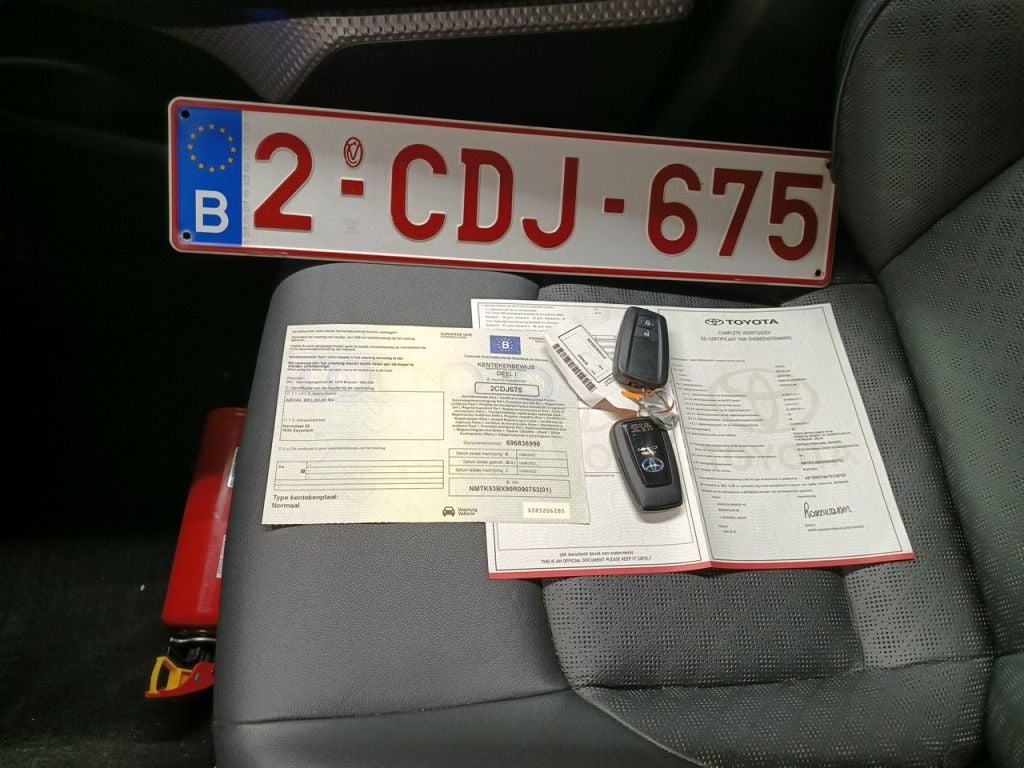 Toyota C-HR 2.0 VVT i-Hybrid C-Hic Bi-Tone E-CVT 5d photo