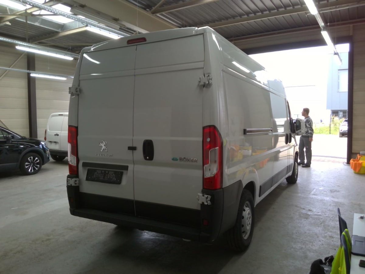 Peugeot Boxer L3H2 75 kWh Peugeot e-Boxer L3H2 75 kWh photo