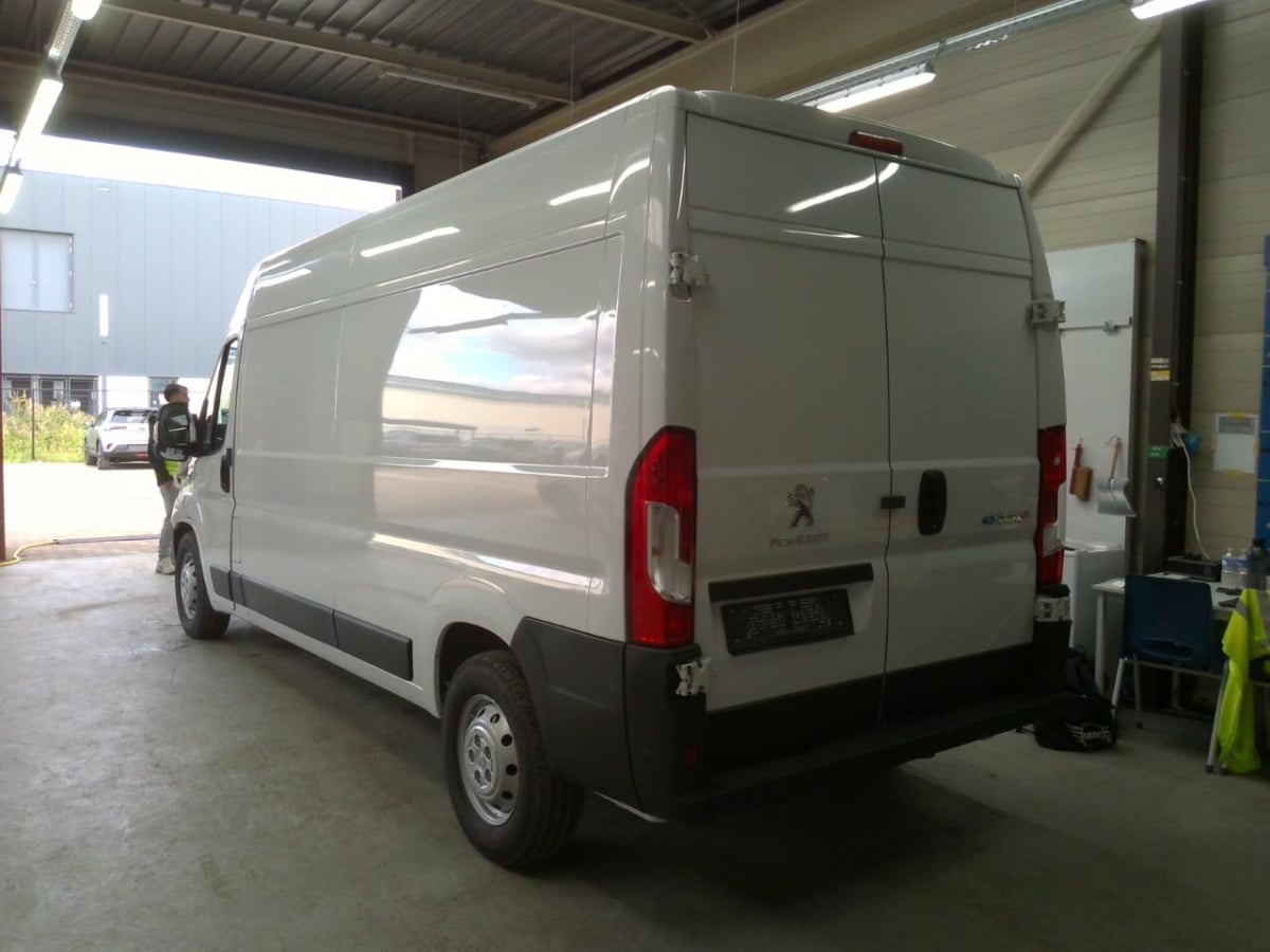 Peugeot Boxer L3H2 75 kWh Peugeot e-Boxer L3H2 75 kWh photo