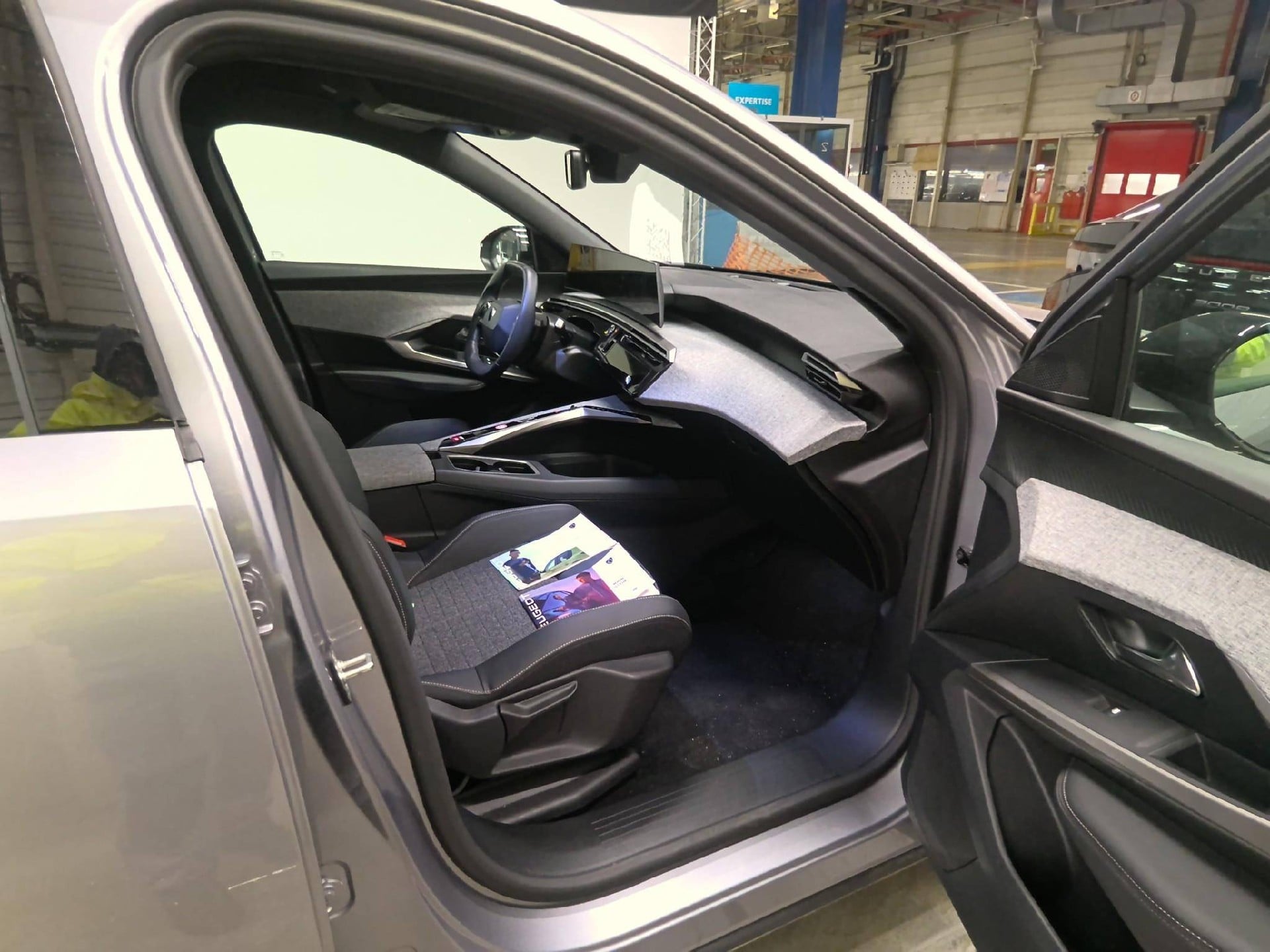 Peugeot 3008 Allure Hybrid 145 e-DCS6 photo