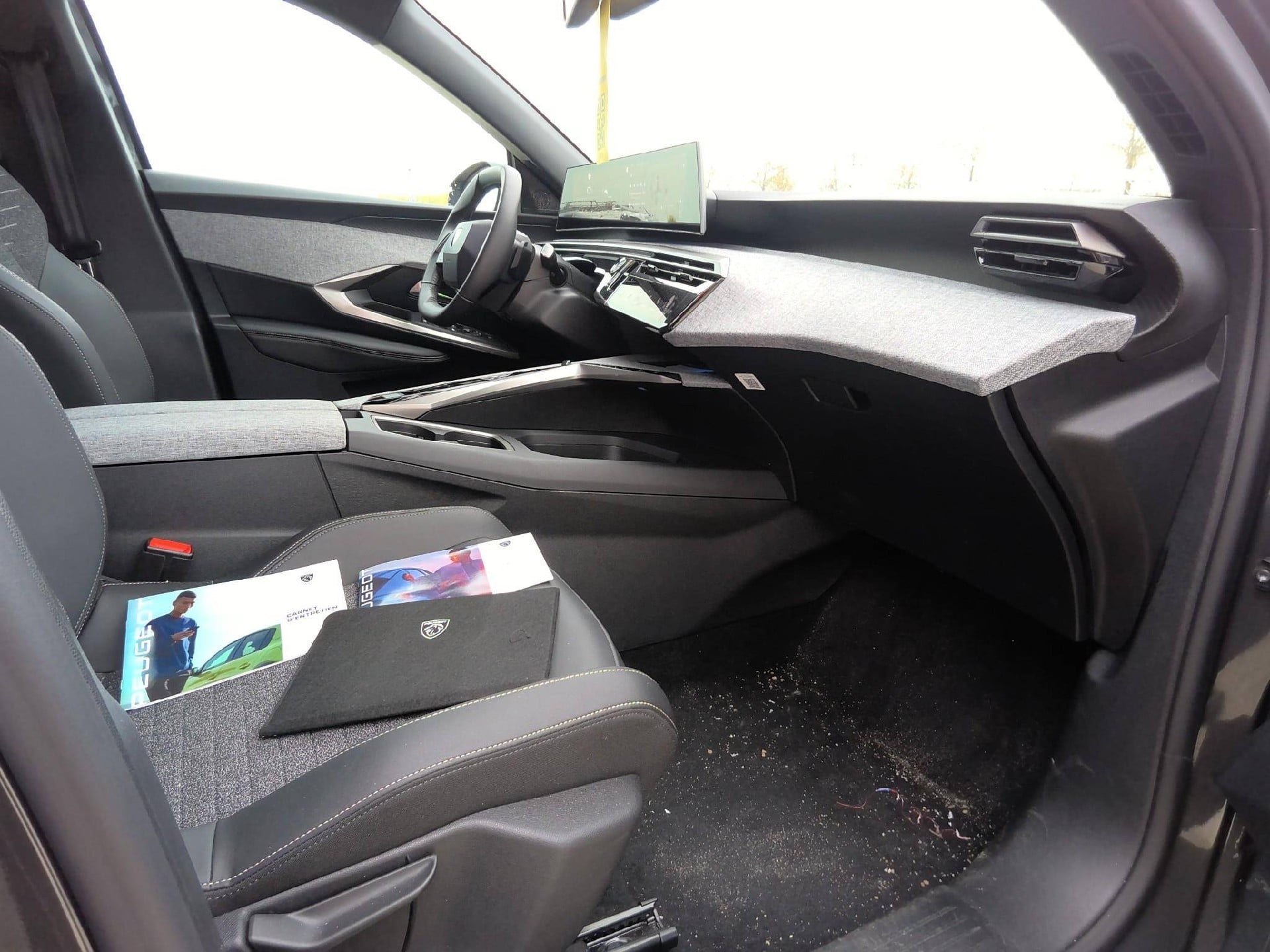 Peugeot 3008 Allure Hybrid 145 e-DCS6 (1.2L) photo