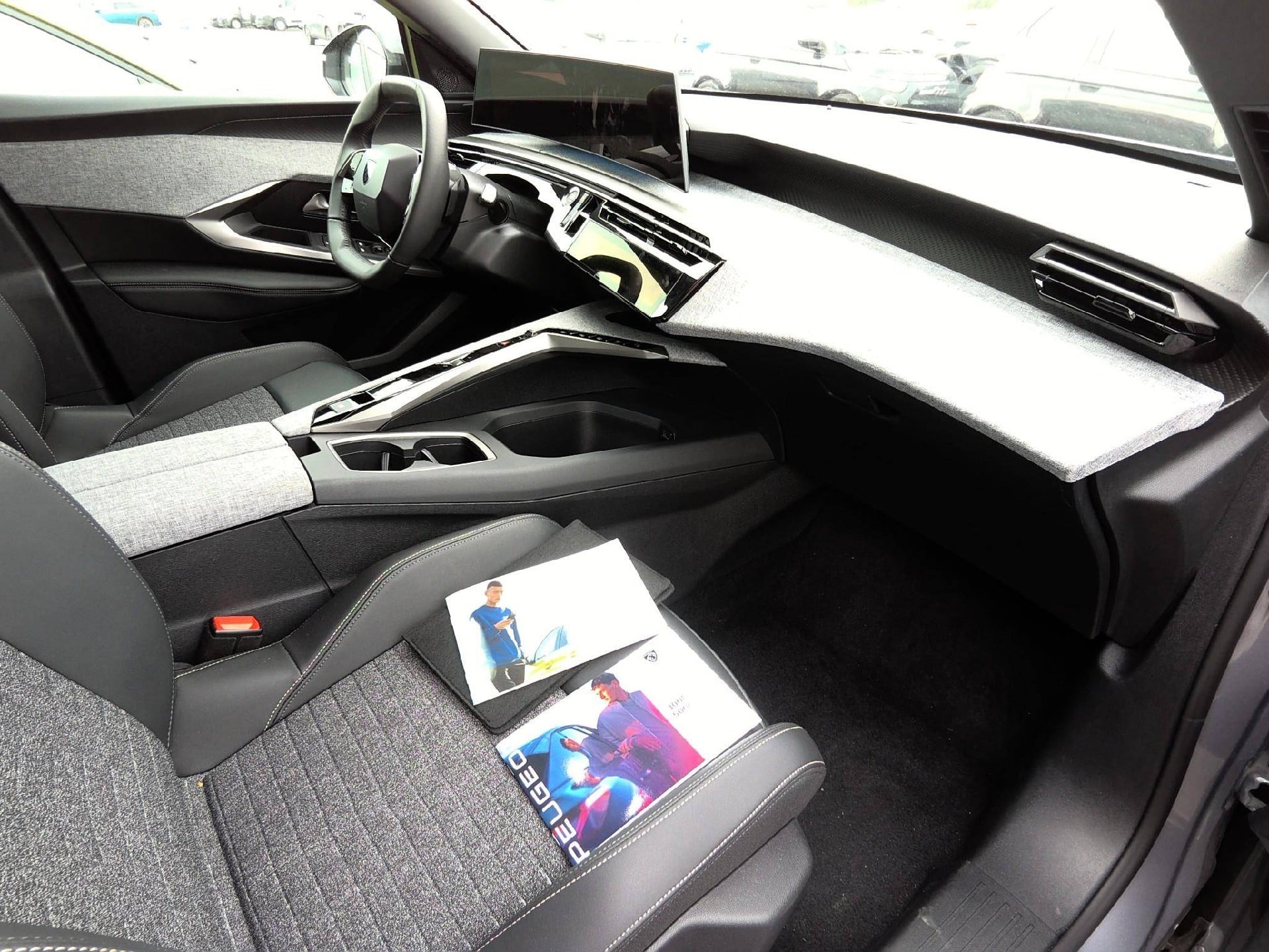 Peugeot 3008 Allure Hybrid 145 e-DCS6 (1.2L 136 hp) photo