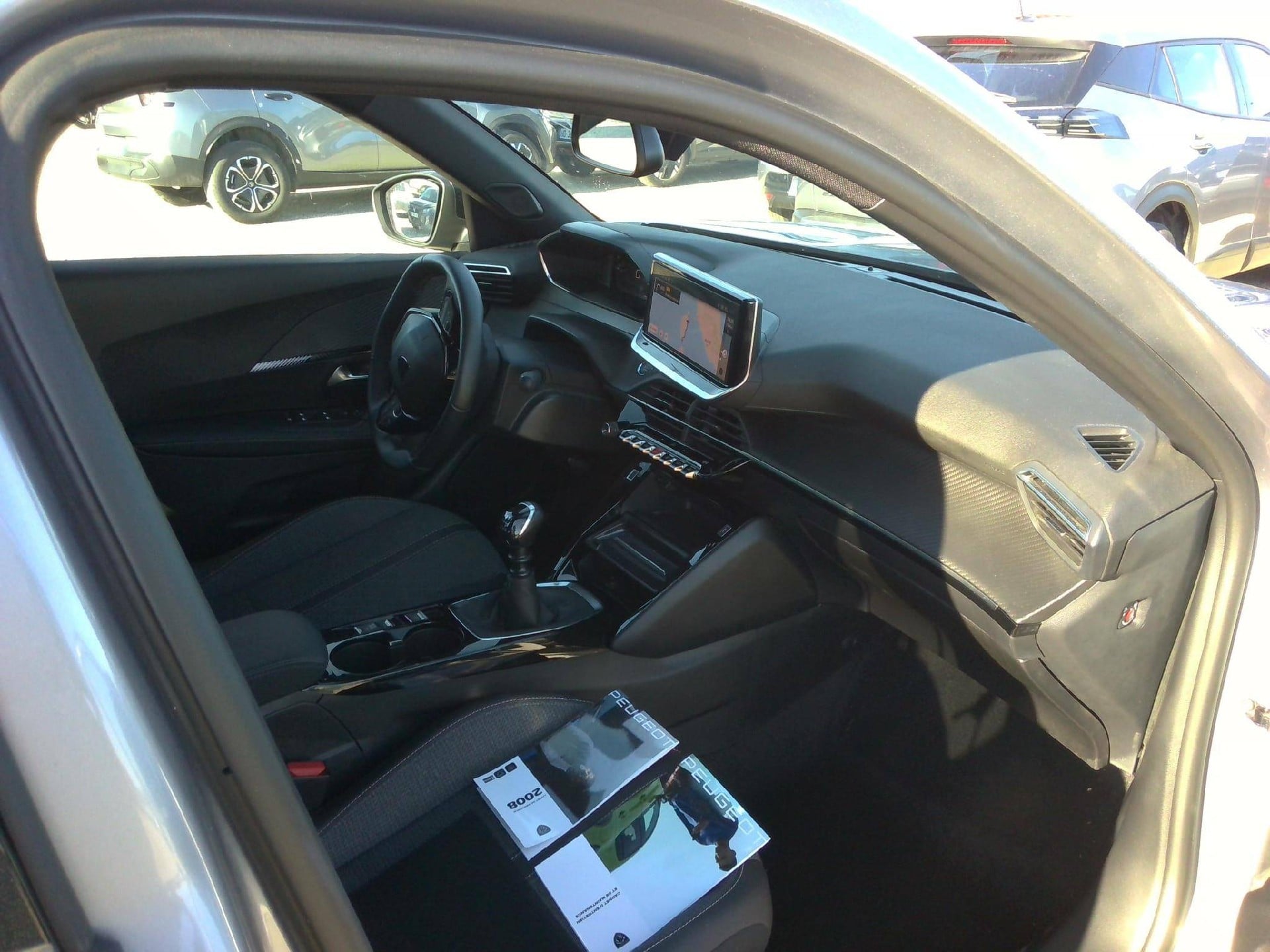 Peugeot 2008 Allure 100 S&S BVM6 photo