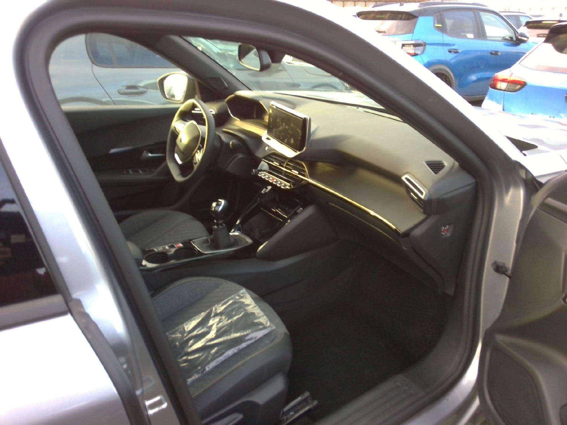 Peugeot 2008 Allure 100 HP S&S BVM6 photo