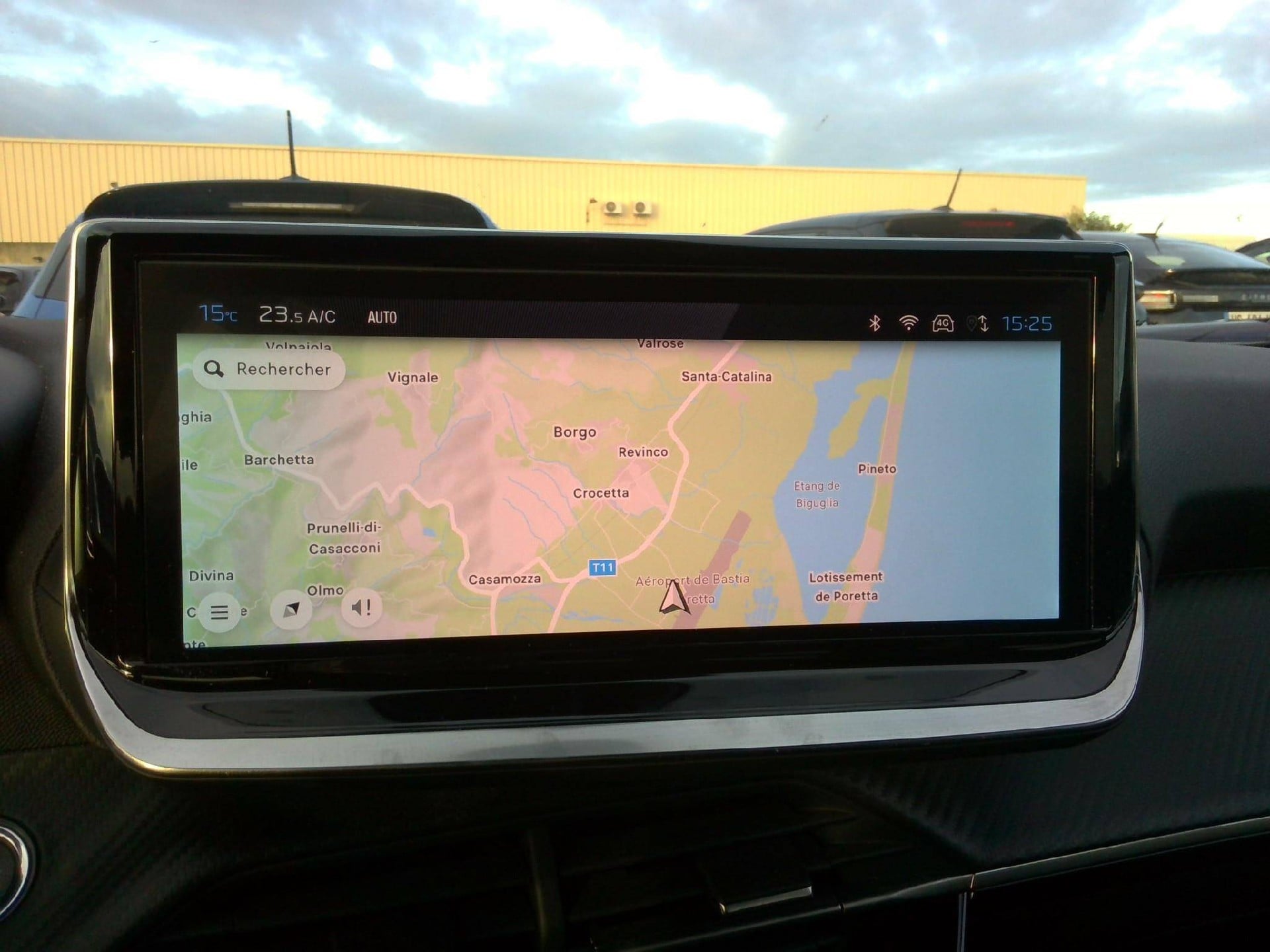 Peugeot 2008 Allure 100 HP S&S BVM6 photo