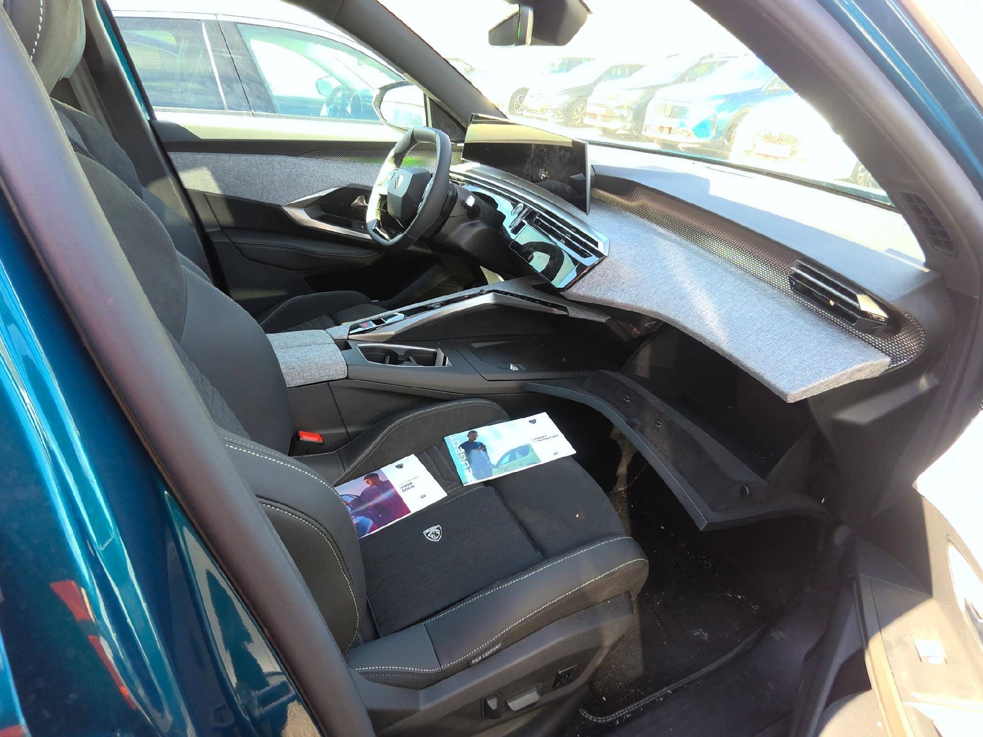 Peugeot 5008 GT Hybrid 145 ch e-DCS6 (1.2L 3-cyl) photo