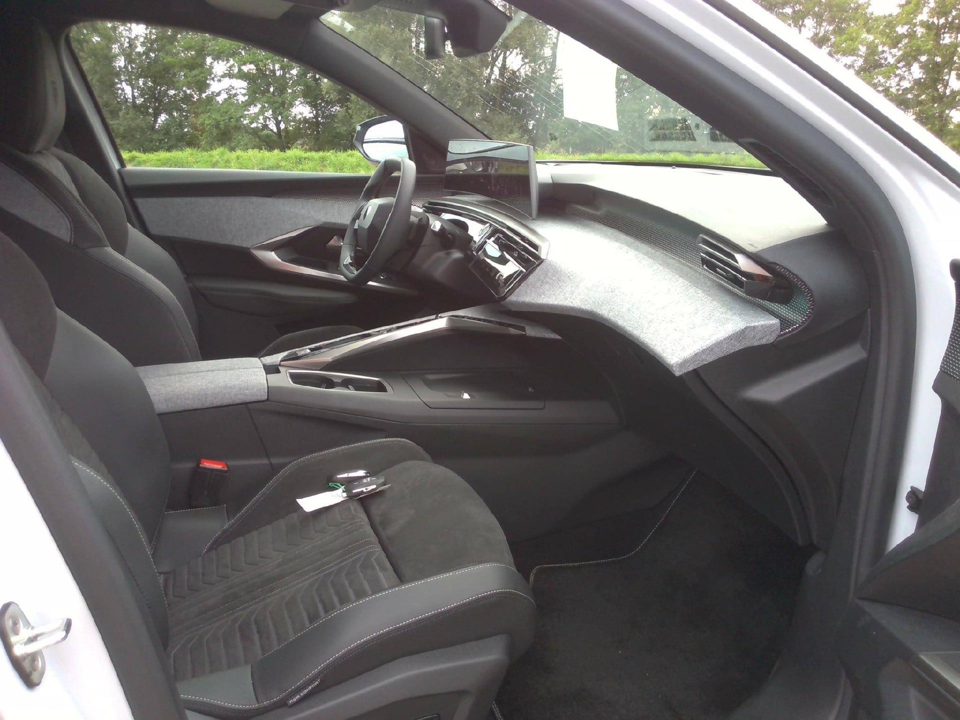 Peugeot 5008 GT Hybrid 145 ch e-DCS6 photo