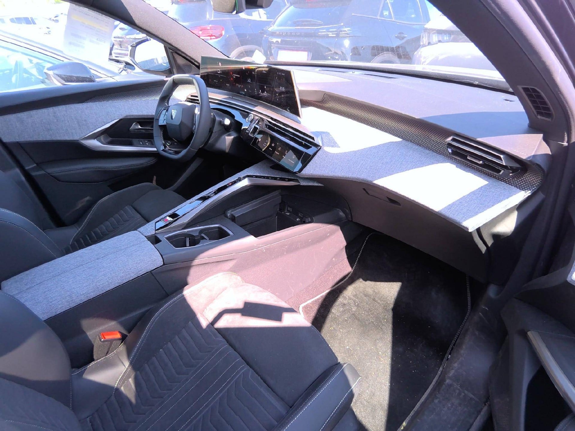 Peugeot 5008 GT Hybrid 145 ch e-DCS6 photo