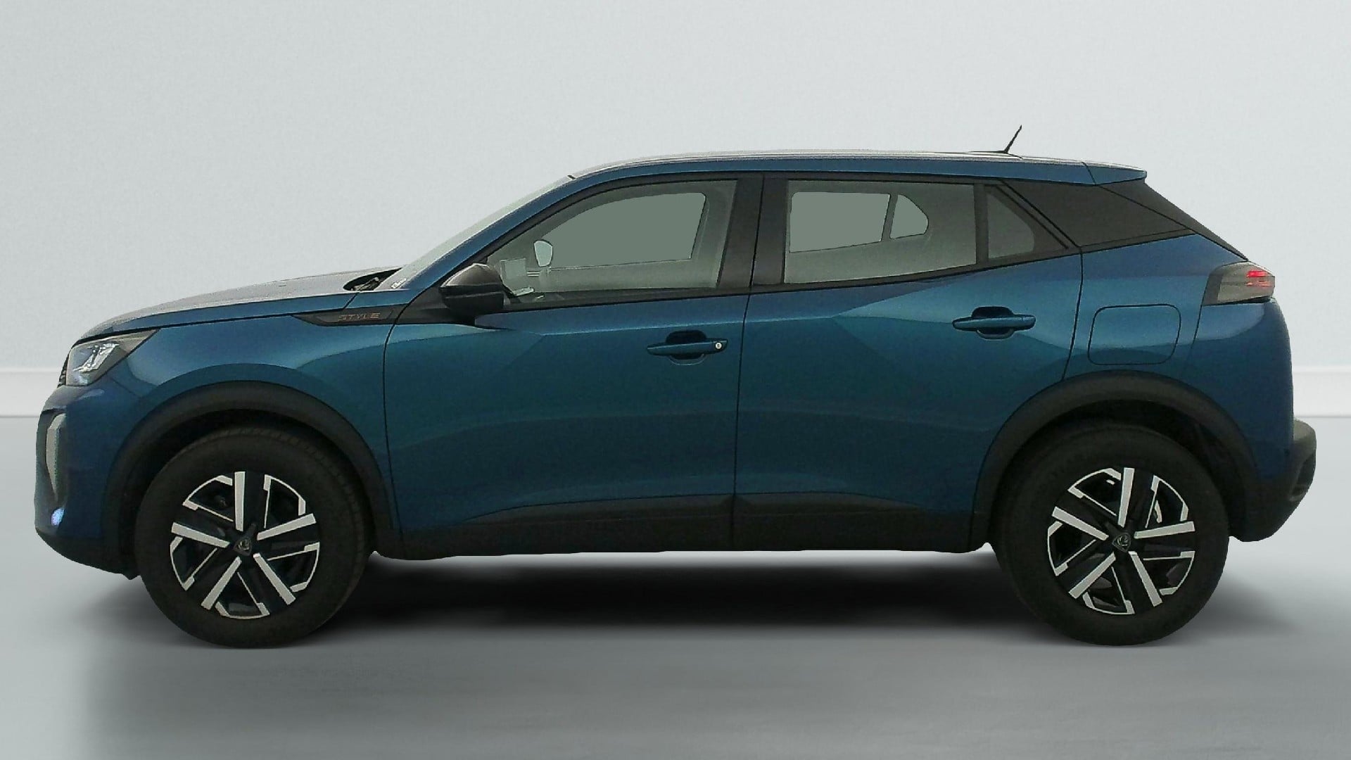 Peugeot 2008 Hybrid 145 e-DCS6 Style photo
