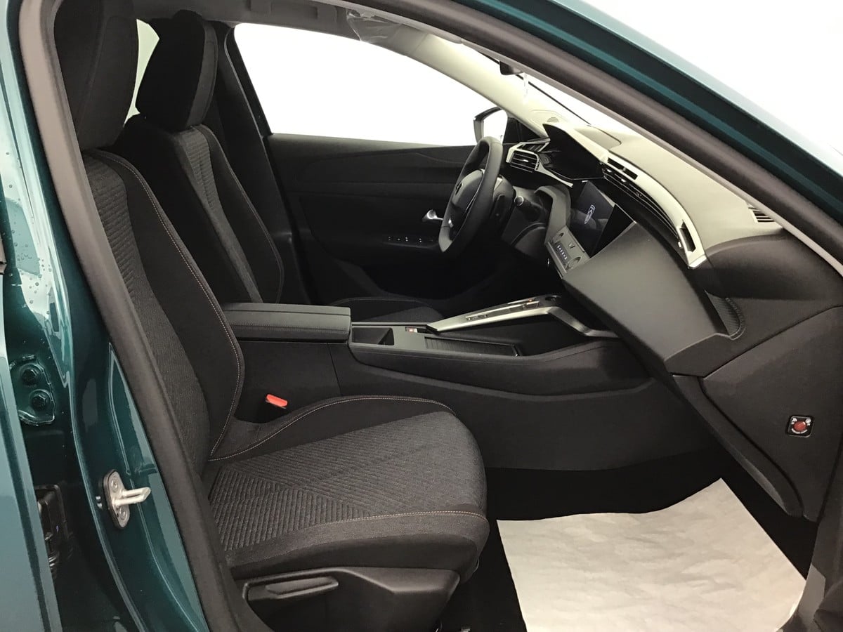 Peugeot 308 BUSINESS 1.2 Hybrid Electric/Gasoline 147hp photo