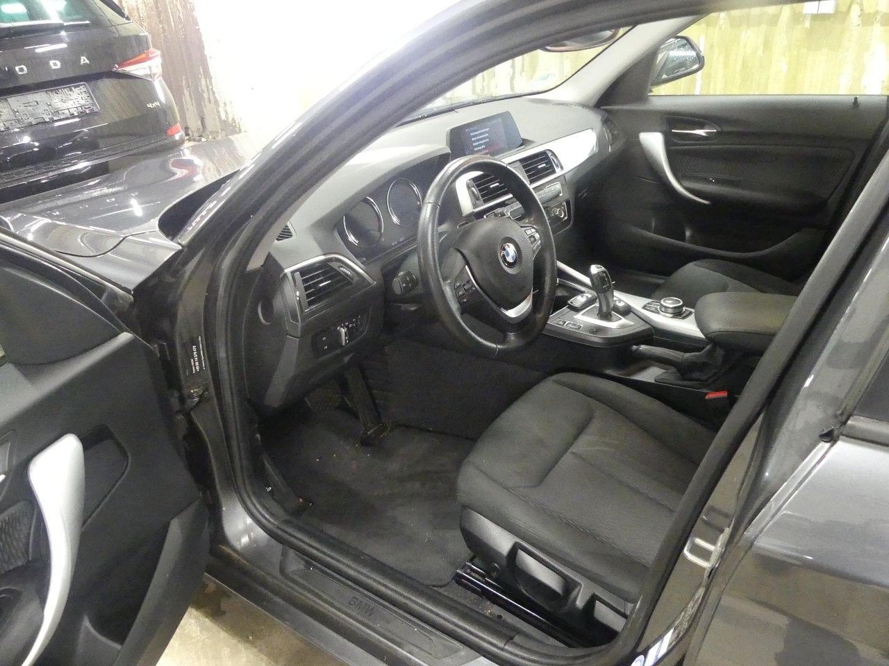 Baureihe 1 Lim. 5-trg. 120d Advantage 2.0 140KW AT8 E6 photo