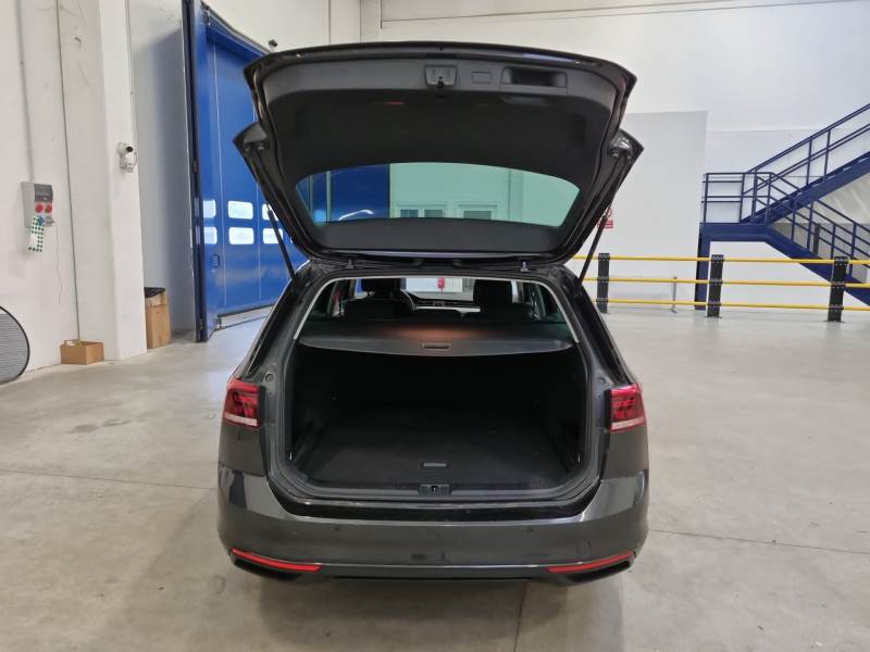 VOLKSWAGEN PASSAT / 2019 / 5P / STATION WAGON VAR. 2.0 TDI SCR EVO 110KW BUSINESS photo
