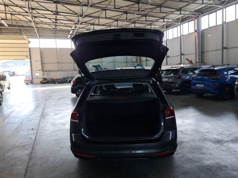 VOLKSWAGEN PASSAT / 2019 / 5P / STATION WAGON VAR. 2.0TDI SCR EVO 110KW BUSINESS DSG photo