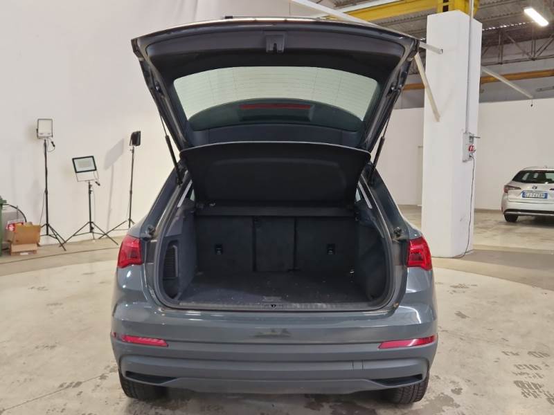 AUDI Q3 / 2018 / 5P / SUV 45 TFSI E S TRONIC BUSINESS photo