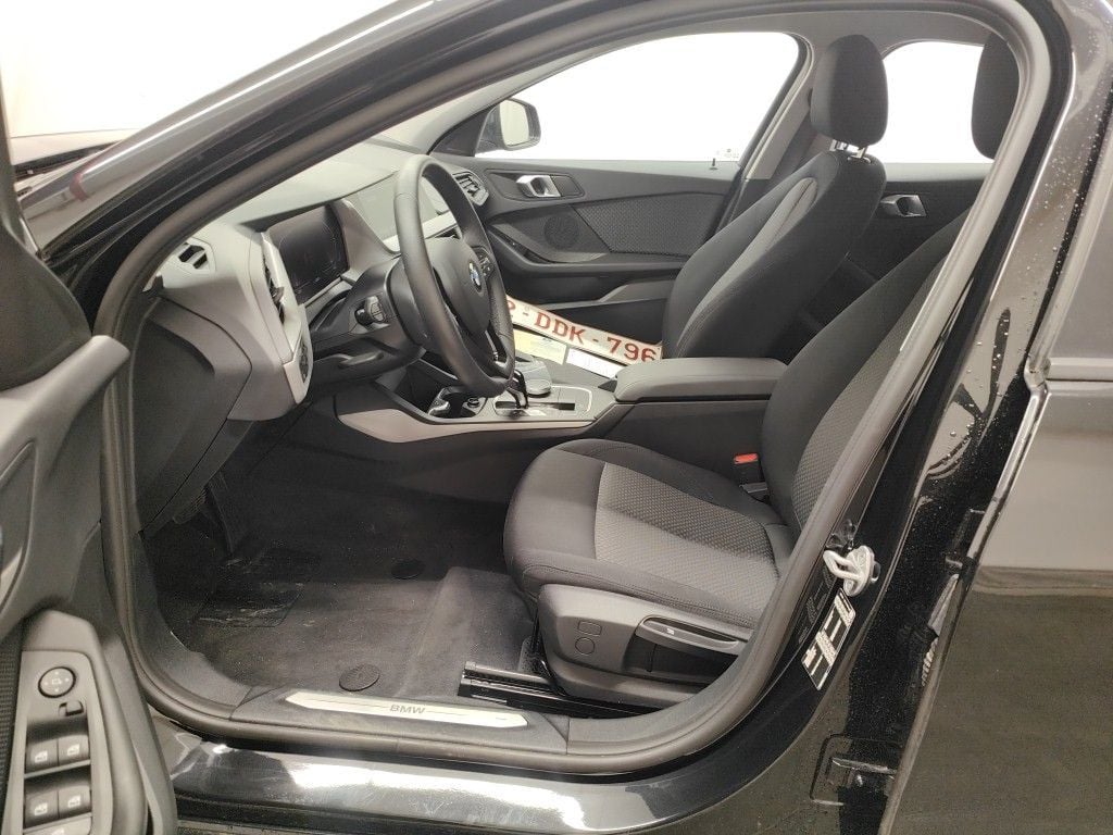 BMW 1 Reeks Hatch 118iA (100 kW) 5d photo