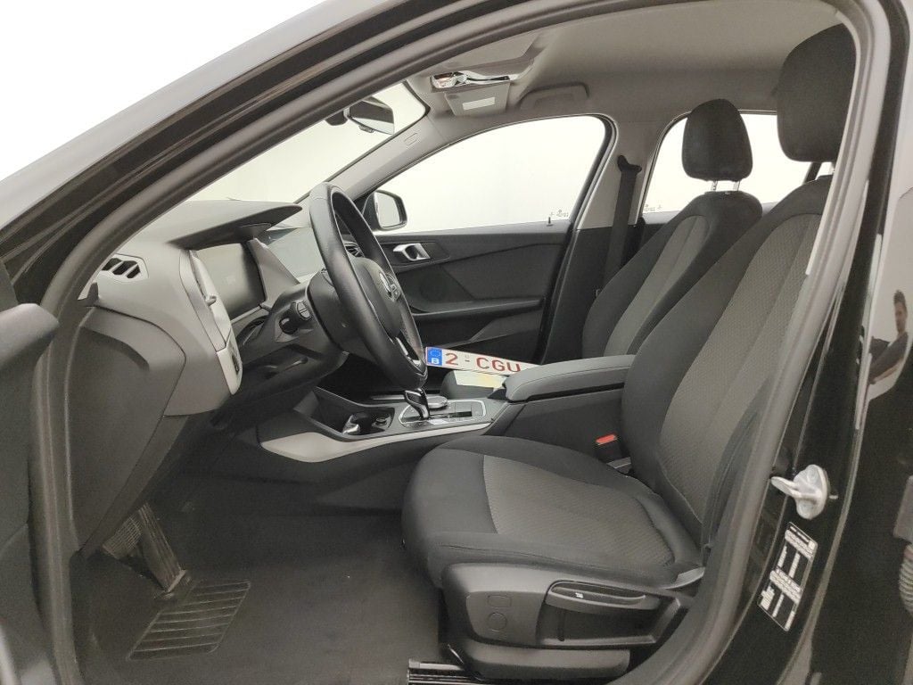 BMW 1 Reeks Hatch 118iA (100 kW) 5d photo