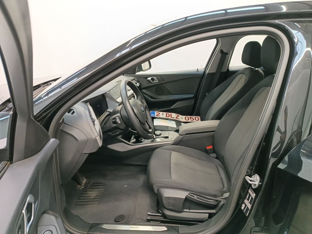 BMW 1 Reeks Hatch 118iA (100 kW) 5d photo