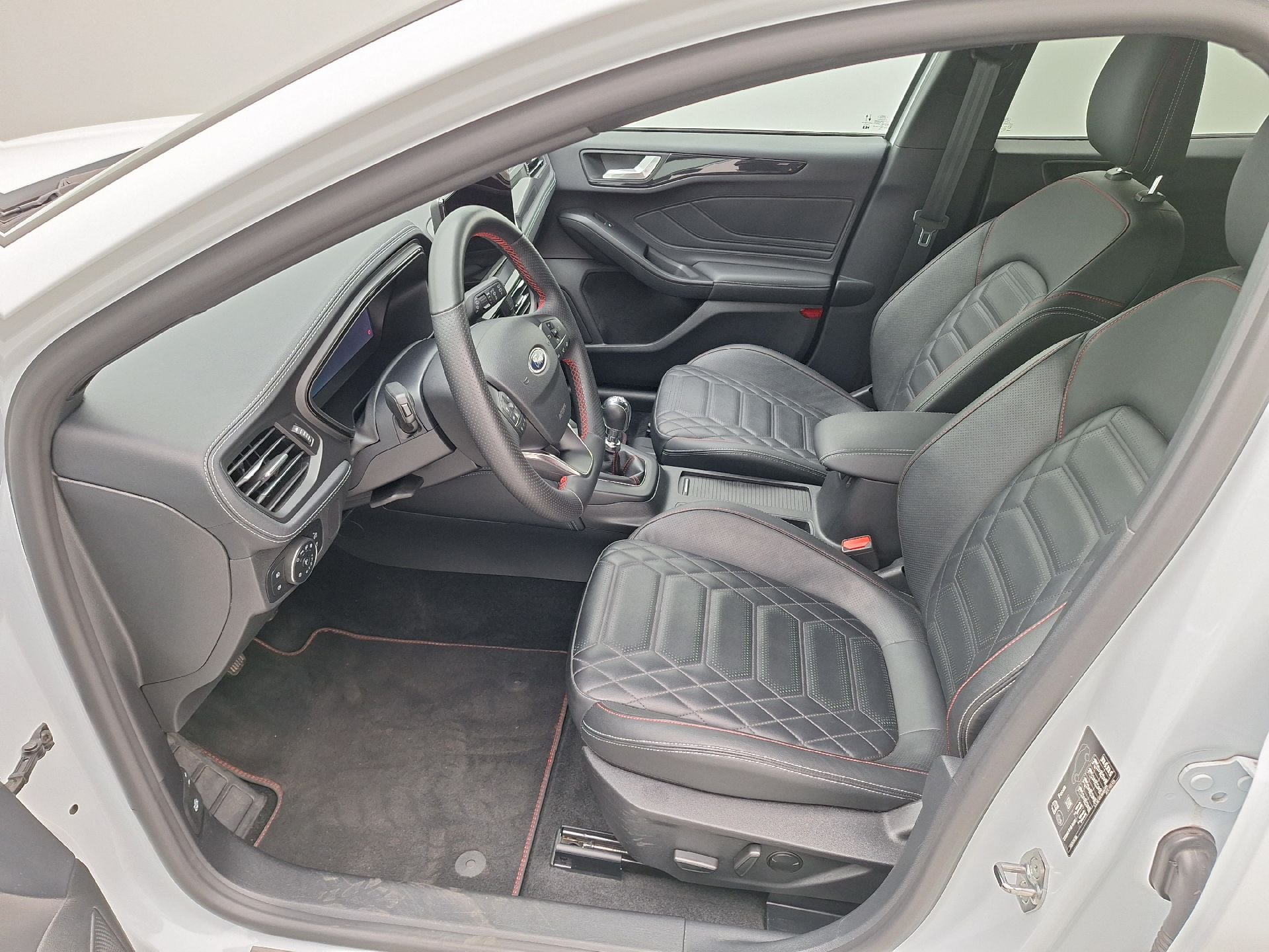 Ford, Focus FL'21, Ford Focus 1.0i EcoB. MHEV 114kW ST-Line X Vignale photo