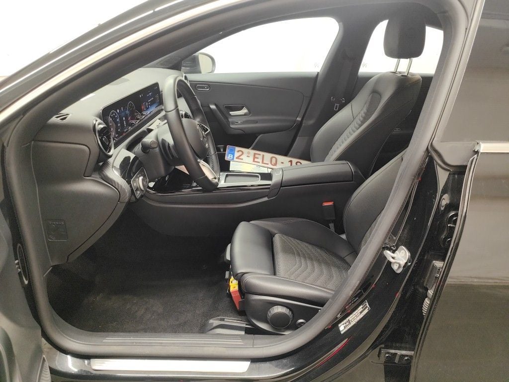 Mercedes-Benz CLA CLA 180 Business Line 4d photo