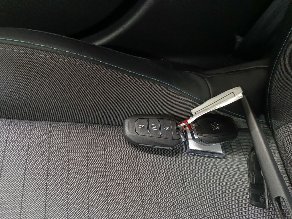 PEUGEOT 2008 - 2020 1.2 PureTech 130 Allure S&S (EU6.3) 5d photo