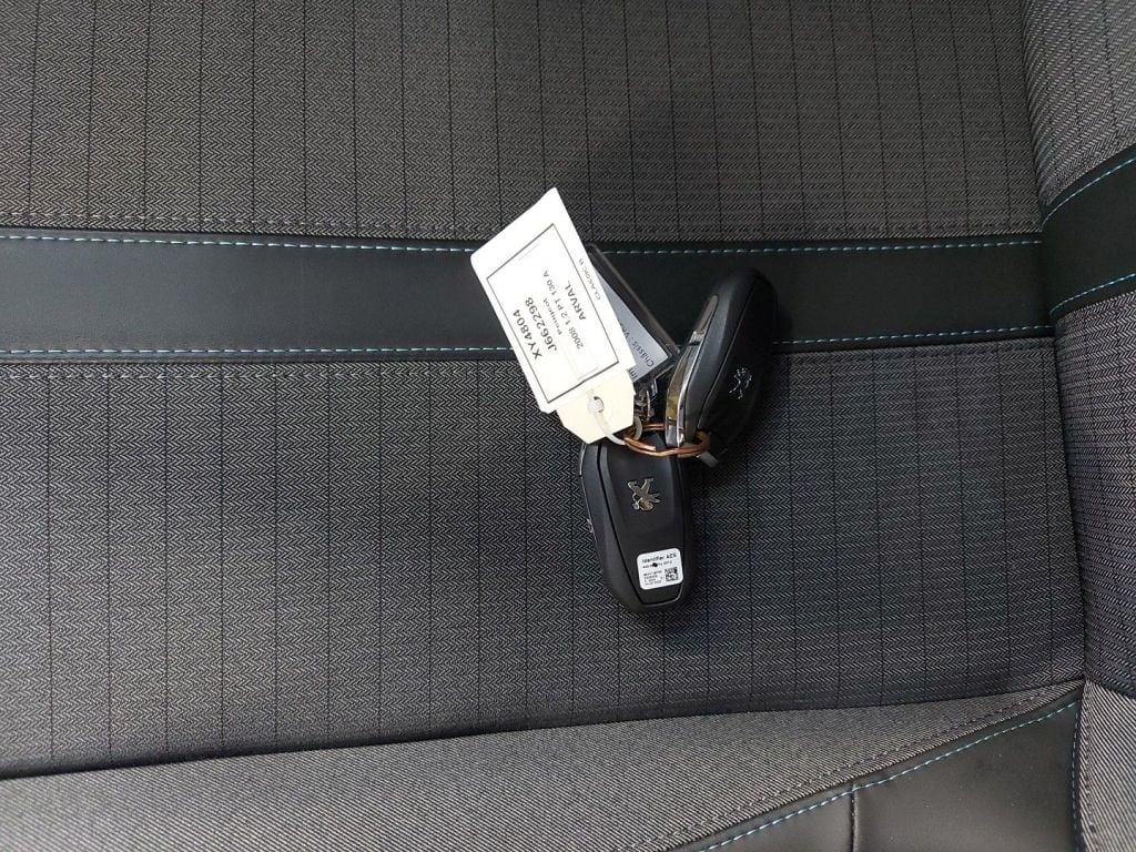 PEUGEOT 2008 - 2020 1.2 PureTech 130 Allure S&S (EU6.3) 5d photo