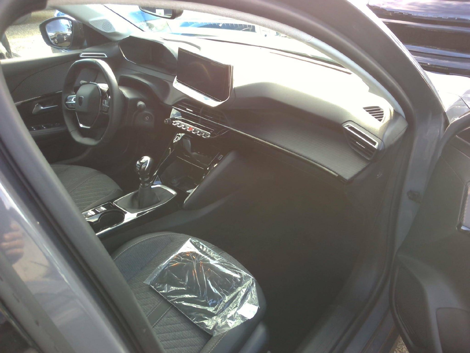 Peugeot 208 Allure 1.2L 100 S&S BVM6 photo