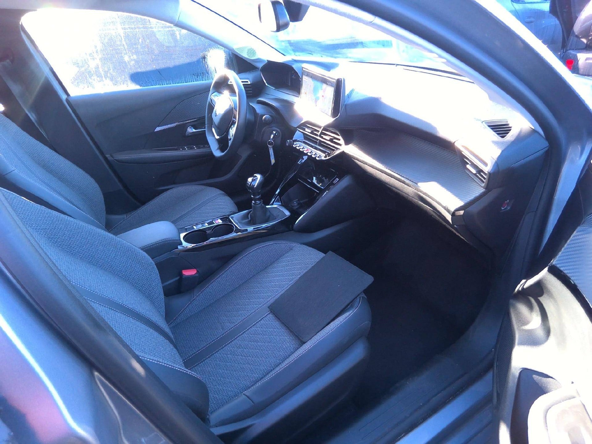 Peugeot 208 Allure 1.2L 100hp S&S (BVM6) photo