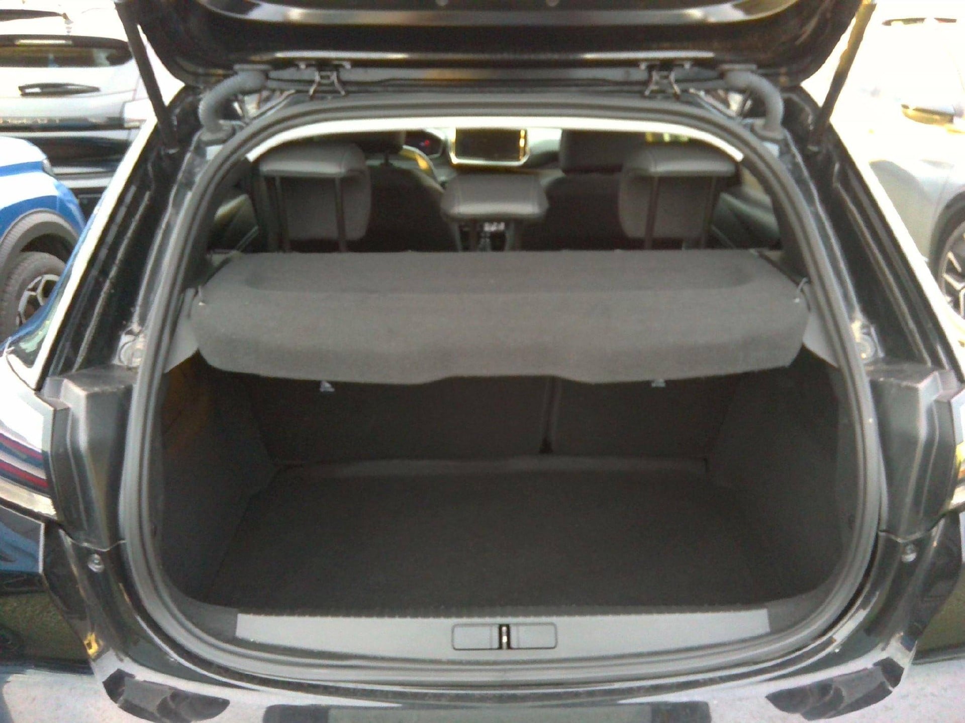 Peugeot 208 Allure 1.2L (1199cc) 100 hp S&S, manual 6-speed photo